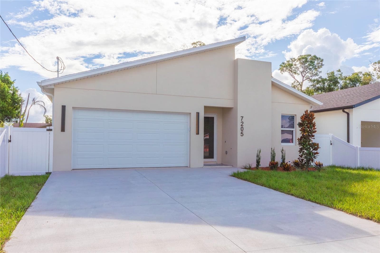 Single Family Residence at 7205 N LOIS AVE, TAMPA, photo 3 of 54
