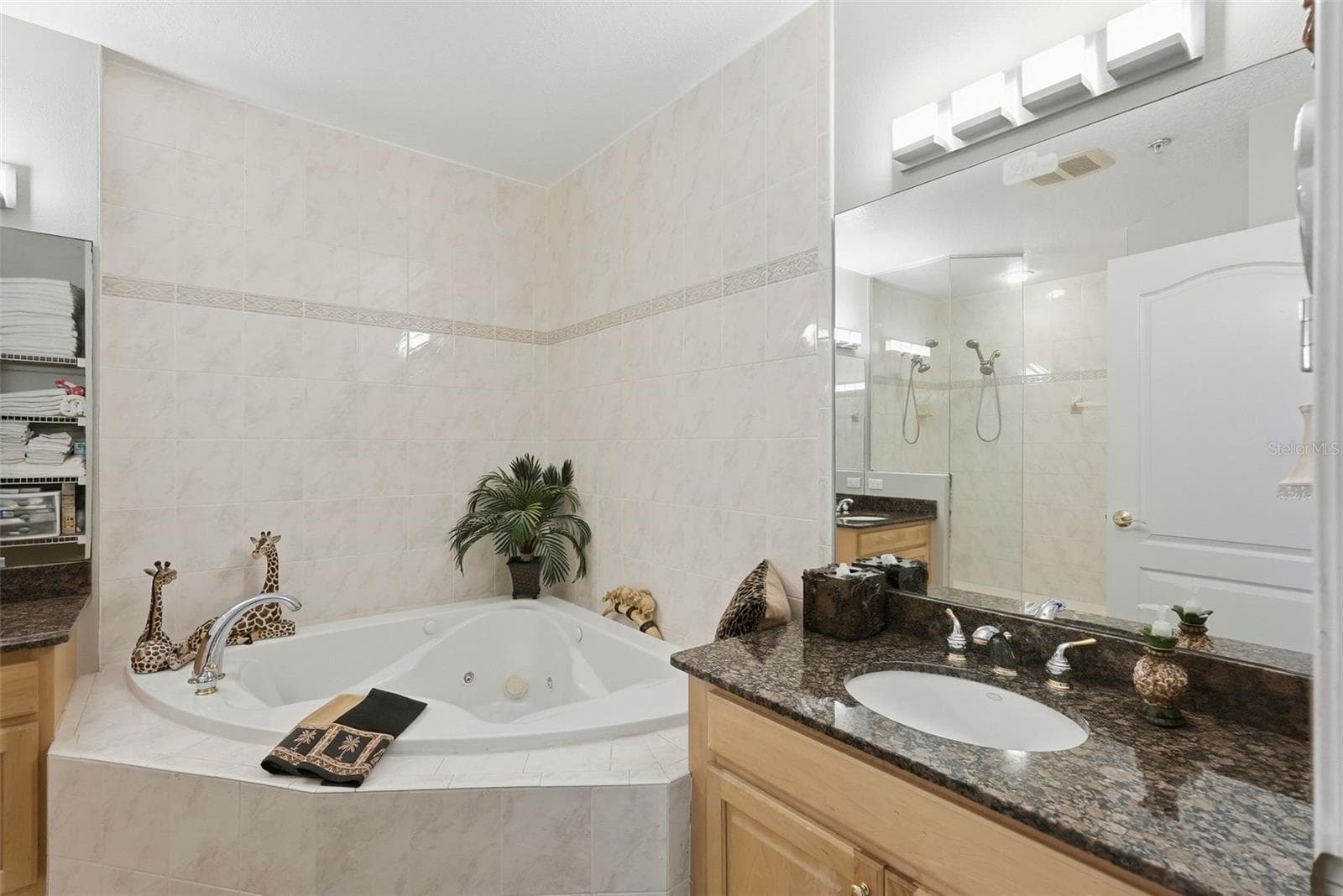 Large master bath with jacuzzi tub and dual vanities. - 200 BRIGHTWATER DR #10, CLEARWATER BEACH