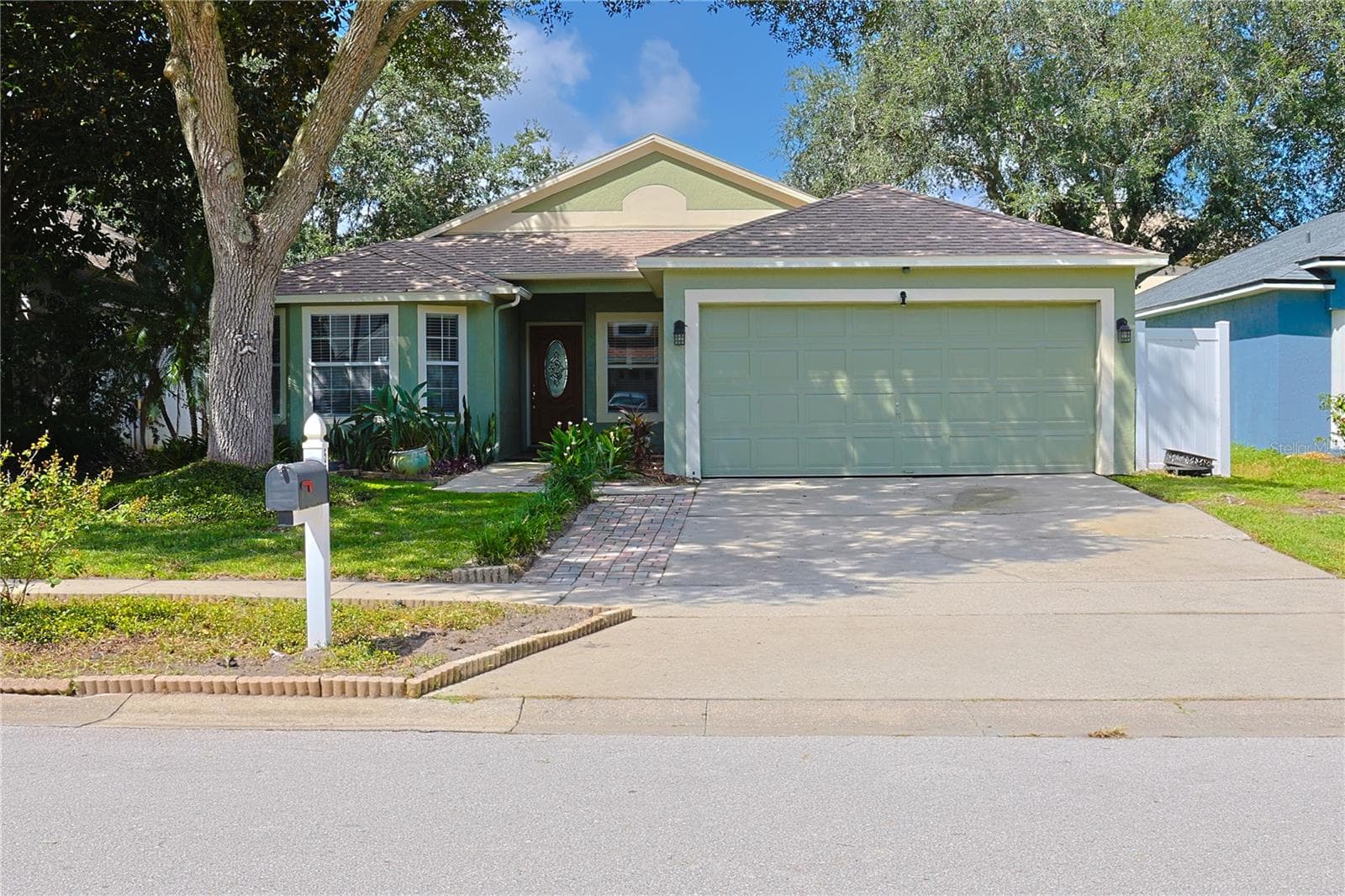 528 ROYAL TREE LN
