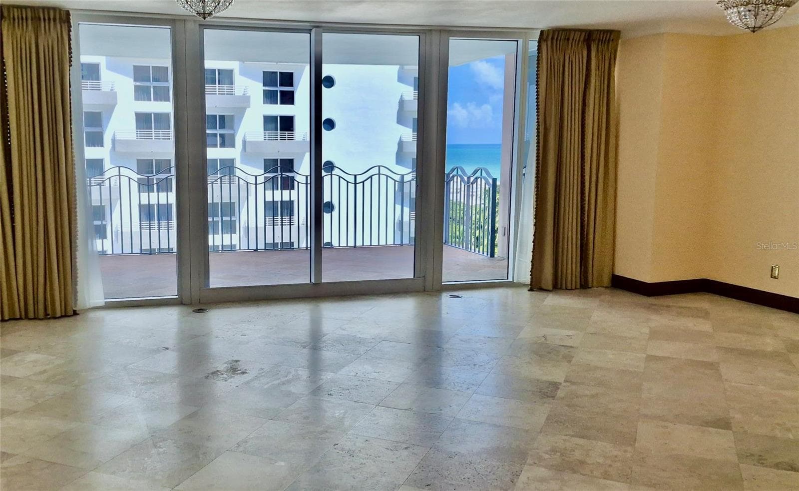 Living room - 1500 OCEAN DR #905, MIAMI BEACH