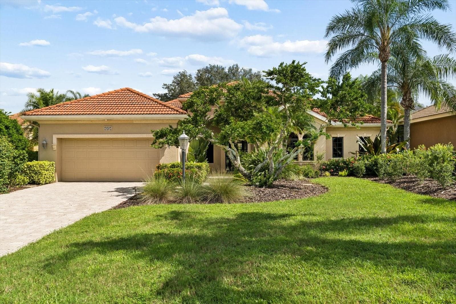 Single Family Residence at 7047 VILAMOURA PL, LAKEWOOD RANCH, photo 3 of 44