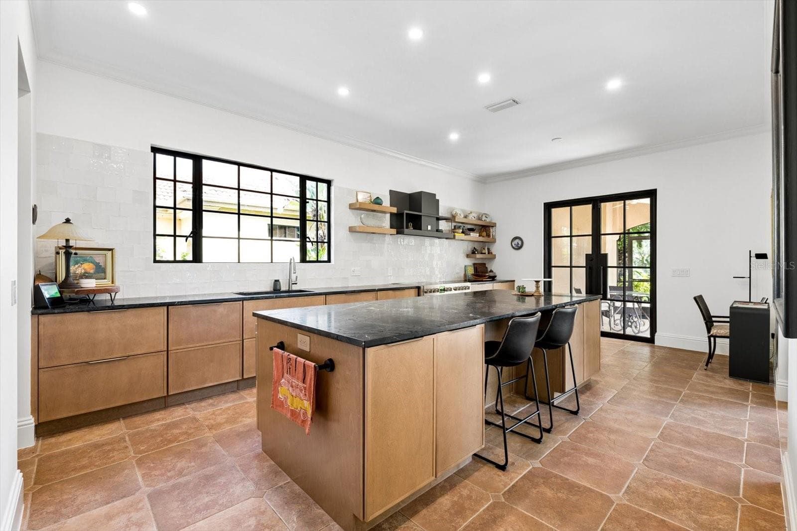 Single Family Residence at 7047 VILAMOURA PL, LAKEWOOD RANCH, photo 13 of 44