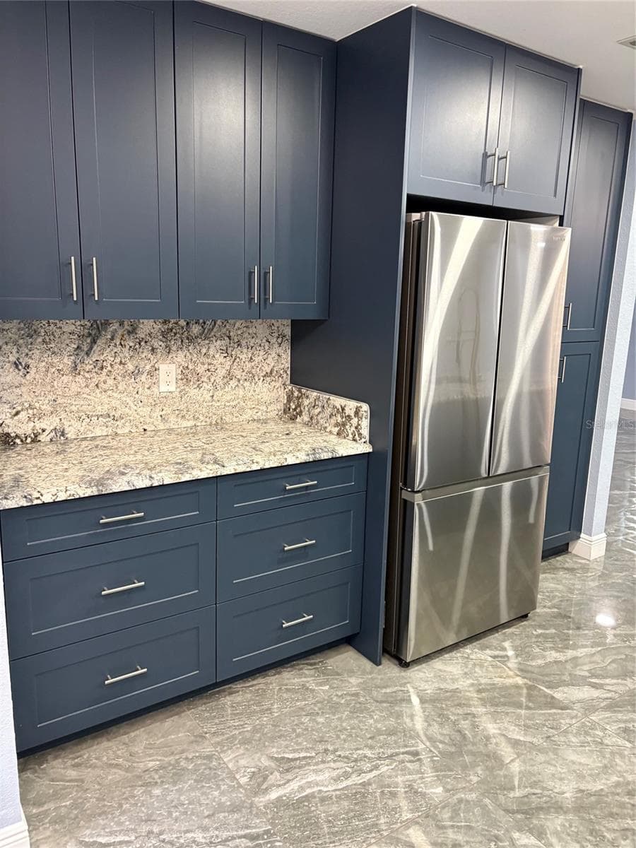 Coffee bar with Samsung refrigerator - 19005 SW 98TH LOOP, DUNNELLON