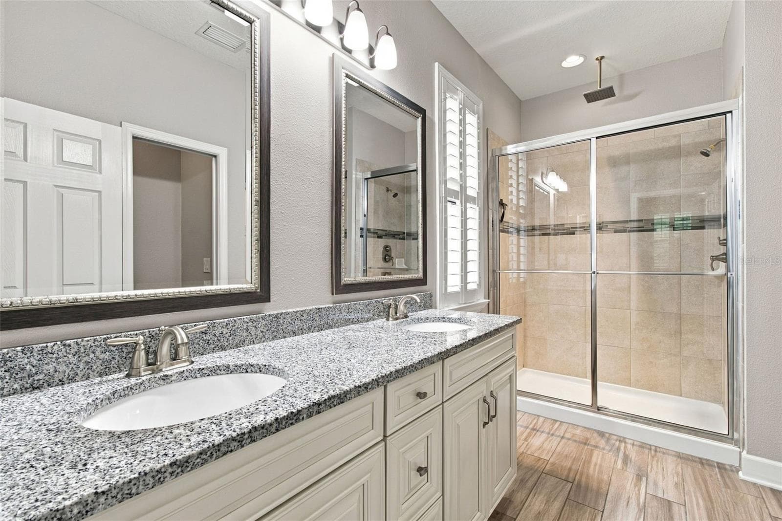 Primary Bathroom - 8021 WHITETAIL DEER WAY, TAMPA