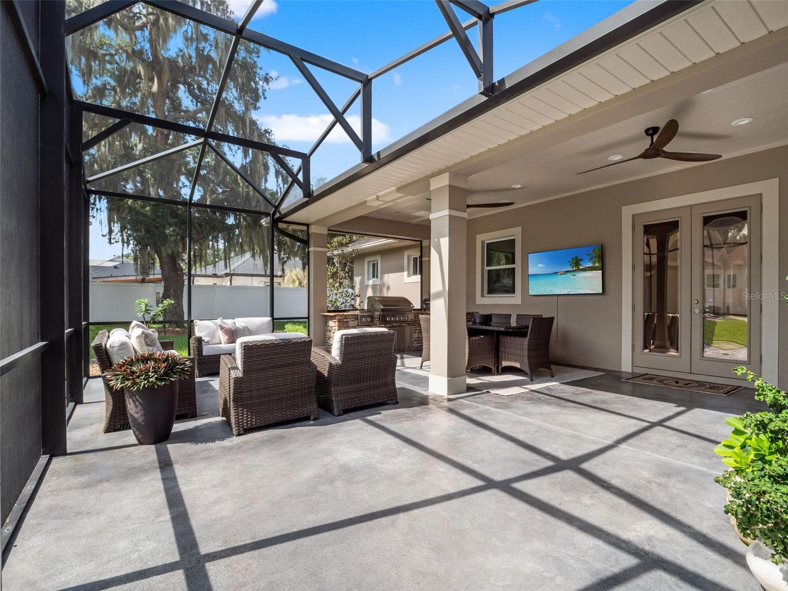 Outdoor entertaining area - 12442 LAKESHORE DR, CLERMONT
