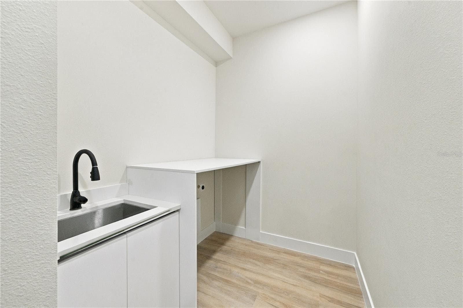 Laundry room with Quartz Sink Countertop & Folding Table - 7511 BLUTTER RD, NORTH PORT