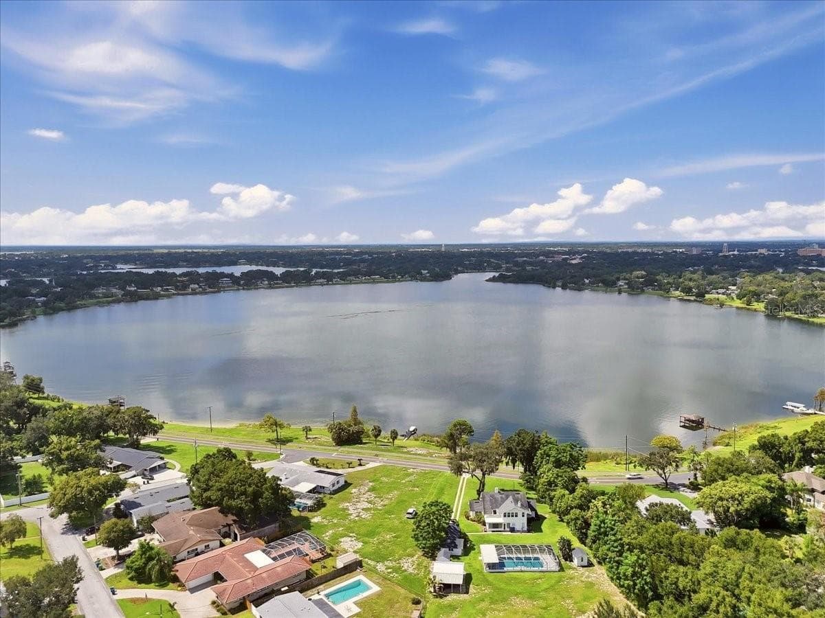 Walking Distance to Lake Elbert - 950 14TH ST NE, WINTER HAVEN