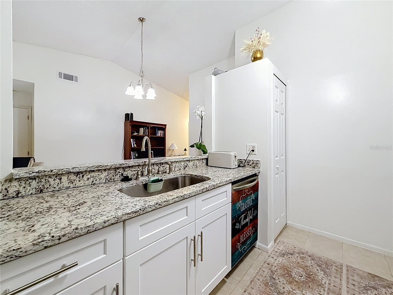 Beautiful granite countertops. - 107 LONG LEAF PINE CIR, SANFORD