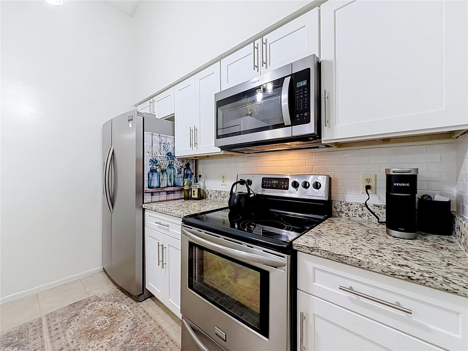 Gorgeous modern backsplash pulling all the colors together nicely in the Kitchen. - 107 LONG LEAF PINE CIR, SANFORD