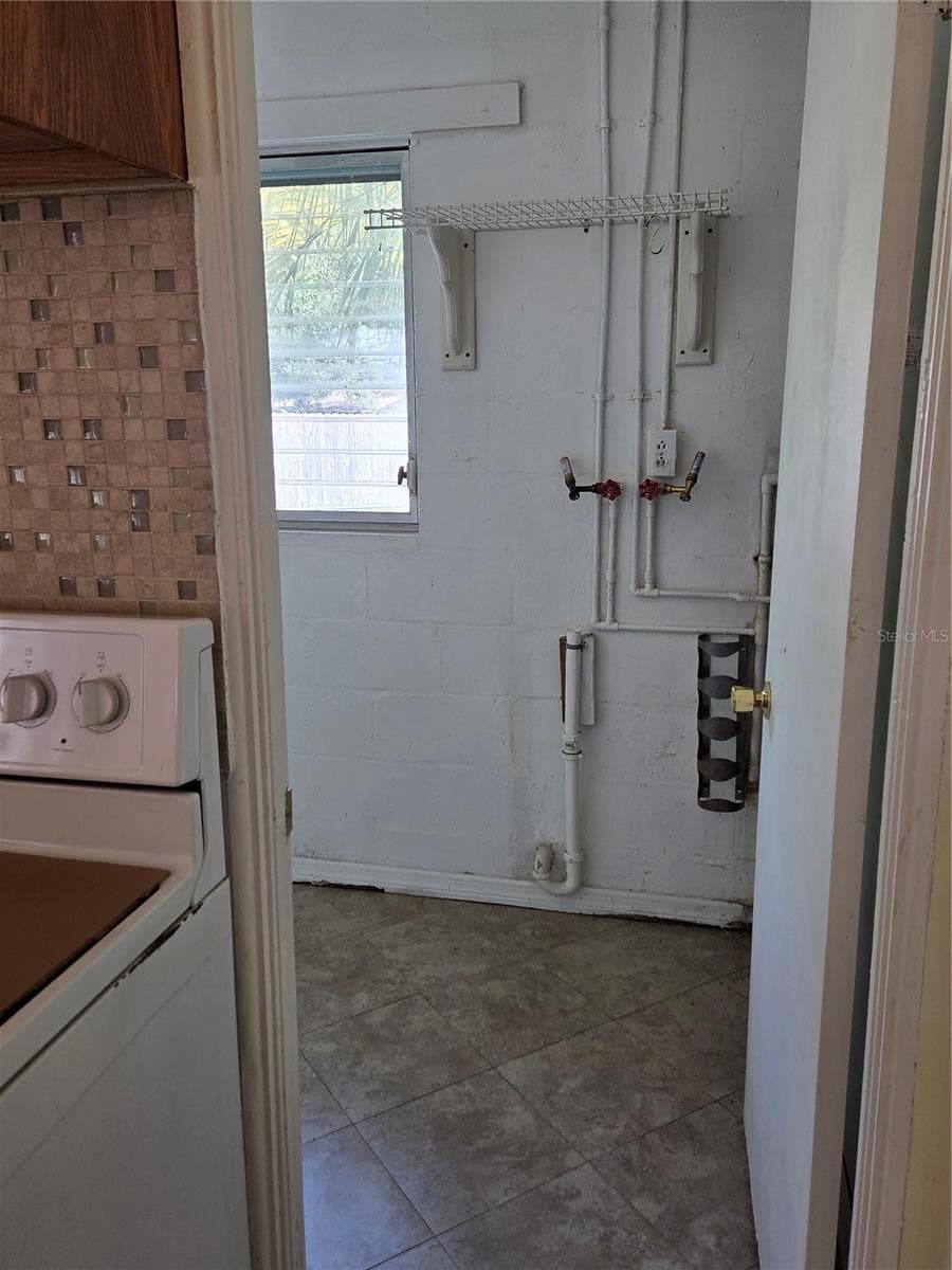 Looking into Laundry room from Kitchen - 350 N LEVIS AVE, TARPON SPRINGS