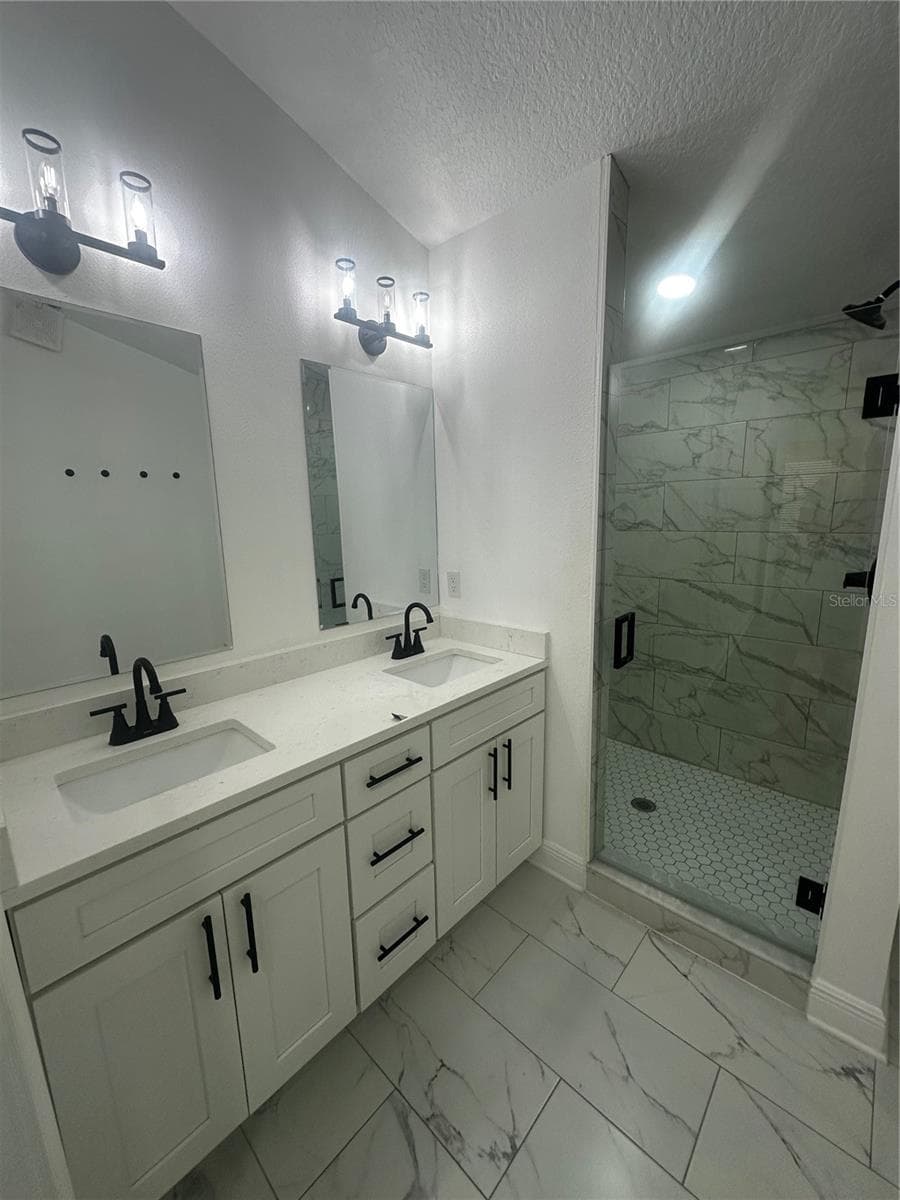 primary bath - 3902 N SUWANEE AVE, TAMPA