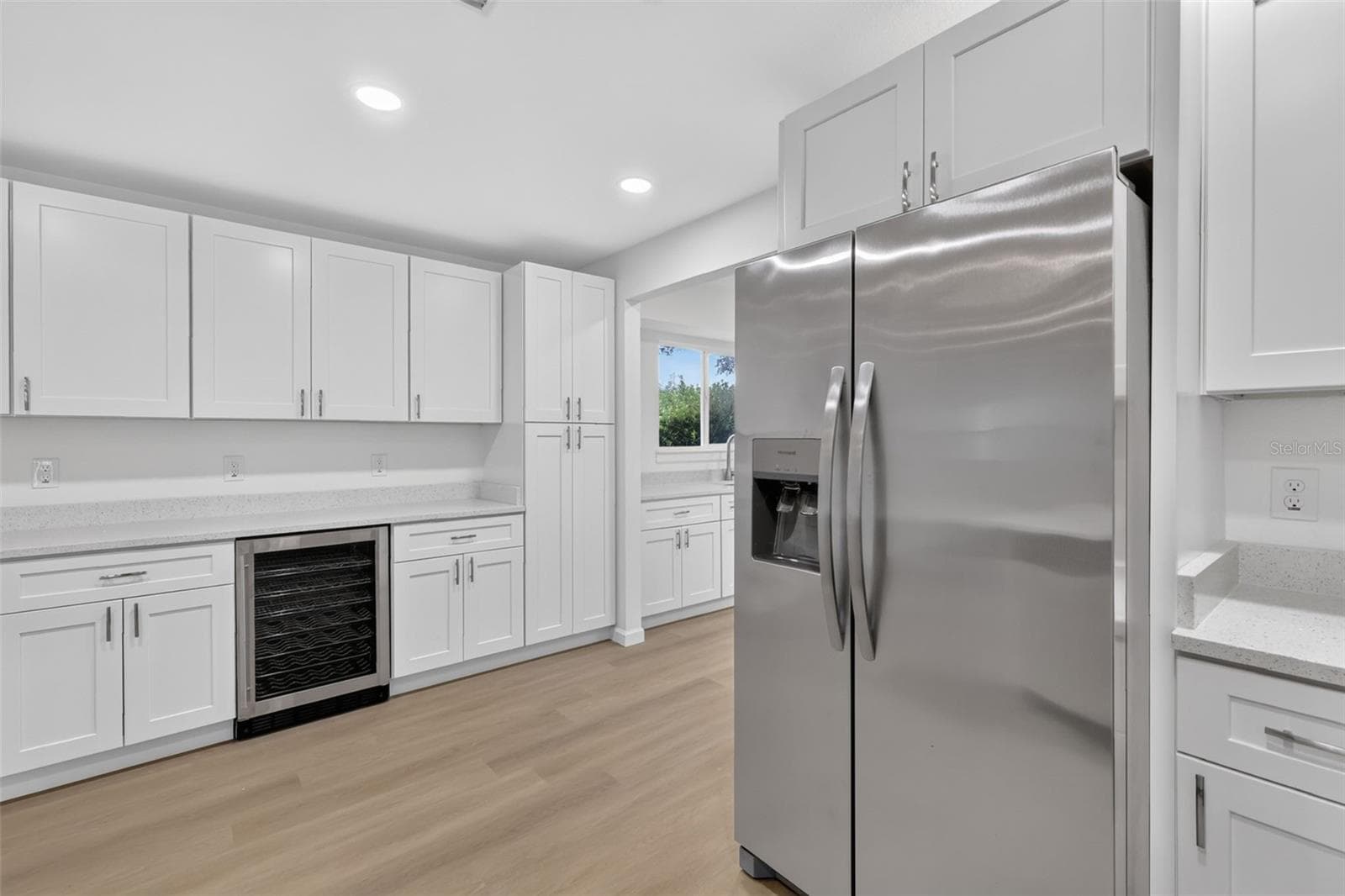 DRY BAR WITH WINE FRIDGE. LARGE PANTRY. - 11041 SE 174TH LOOP, SUMMERFIELD