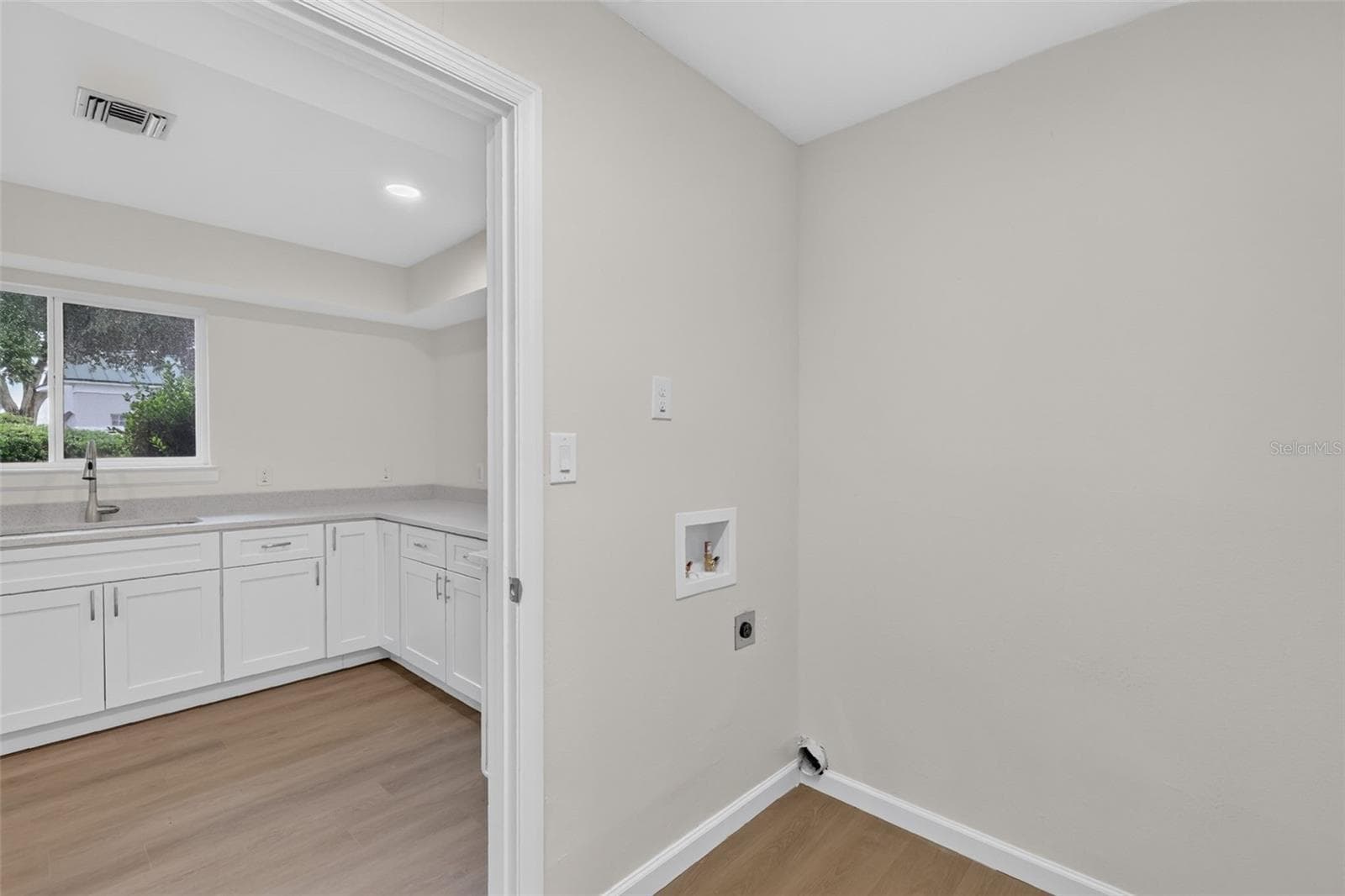 6X11 LAUNDRY ROOM WITH WASHER AND DRYER HOOKUPS - 11041 SE 174TH LOOP, SUMMERFIELD