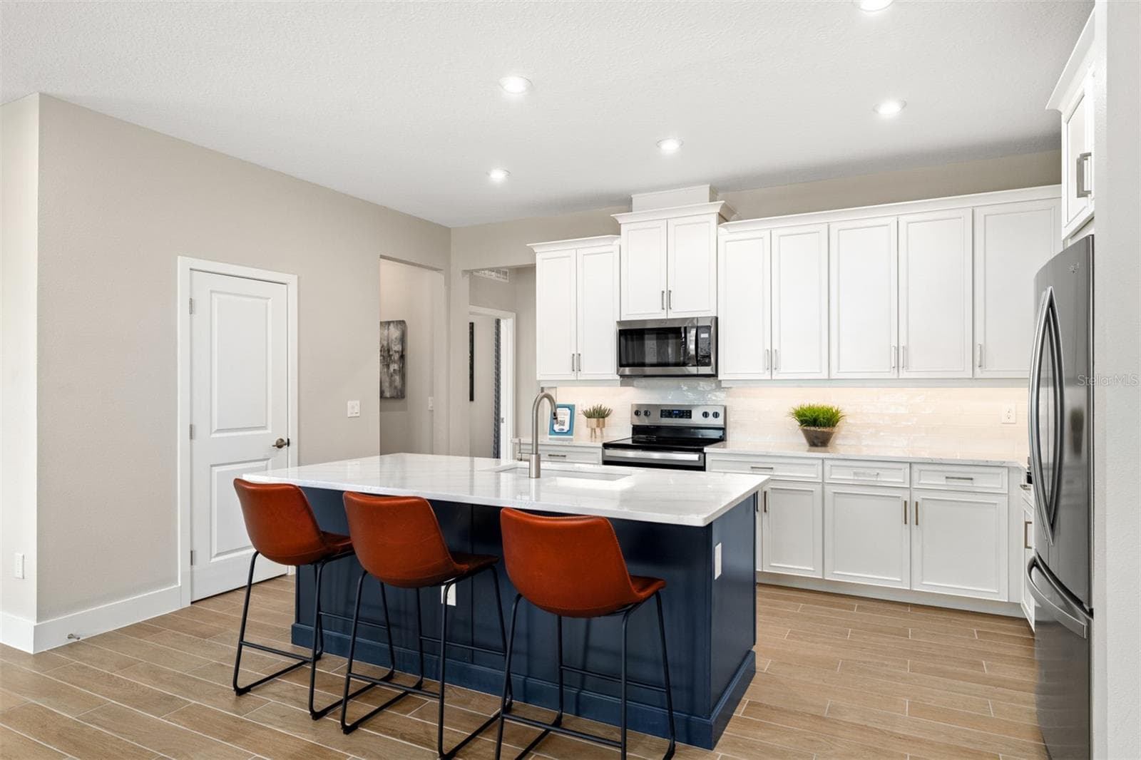 Rainwood Pinnacle Model Kitchen - 370 FREE RANGE DR, GROVELAND