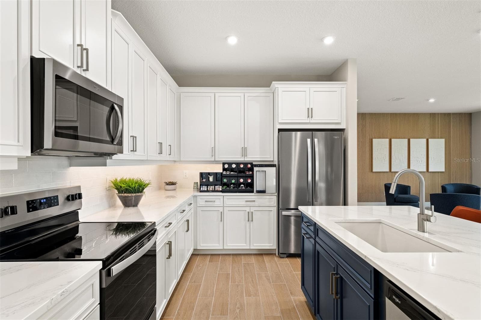 Rainwood Pinnacle Model Kitchen - 370 FREE RANGE DR, GROVELAND