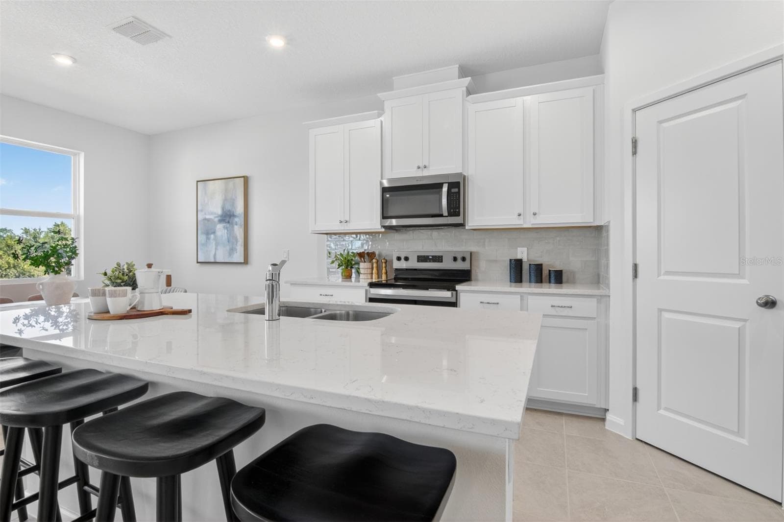 Cascades Kitchen - 209 LONG WAVE WAY, GROVELAND