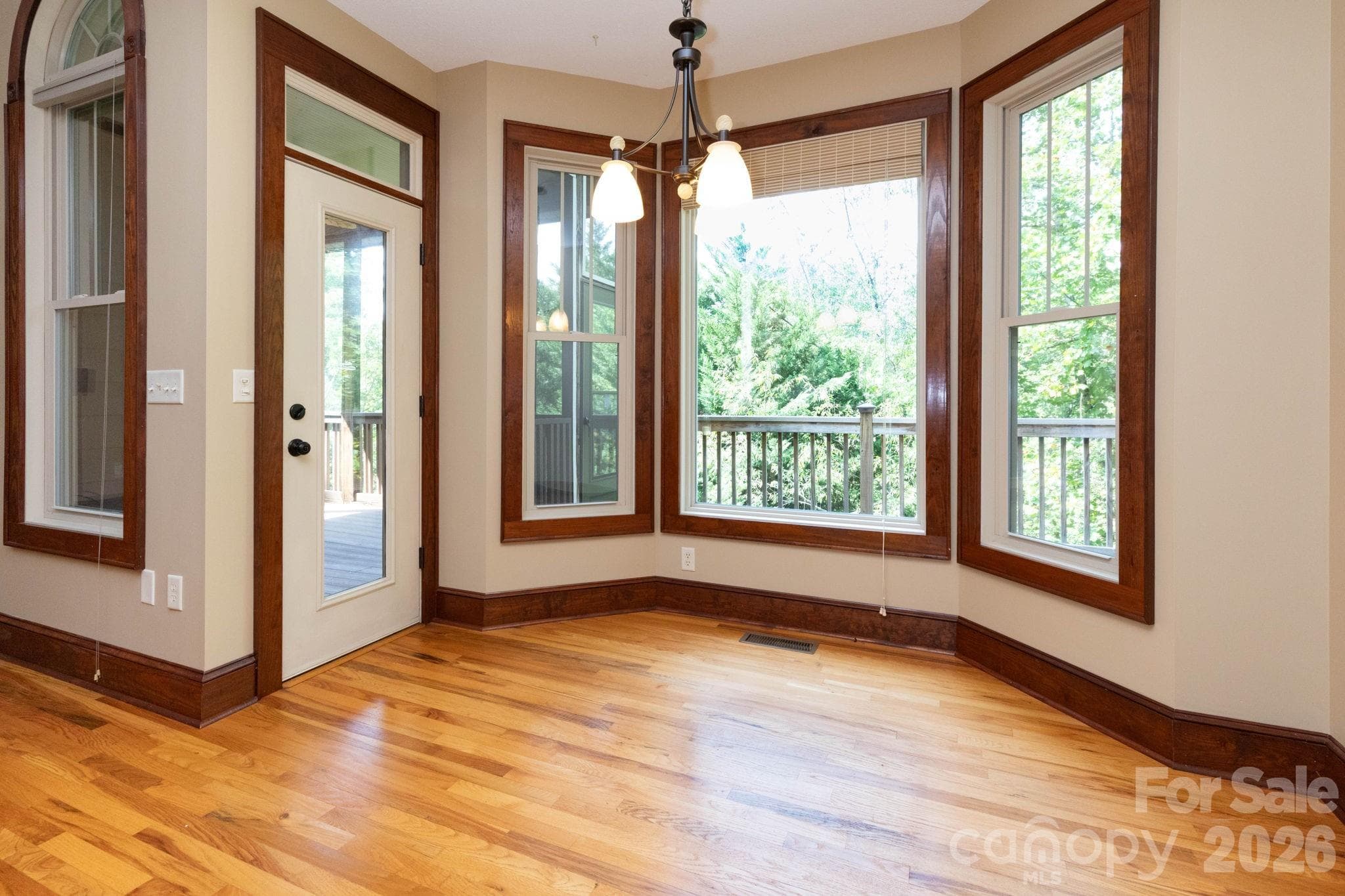 Breakfast Nook - 5 Meadowbrook Lane, Weaverville