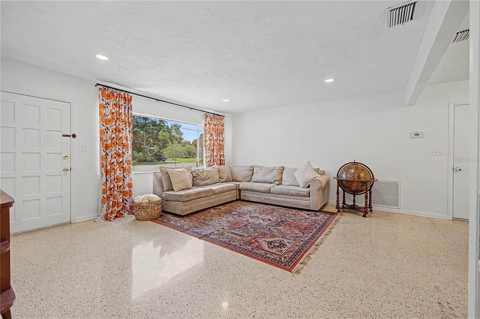 Living Room - 10246 N VALLE DR, TAMPA
