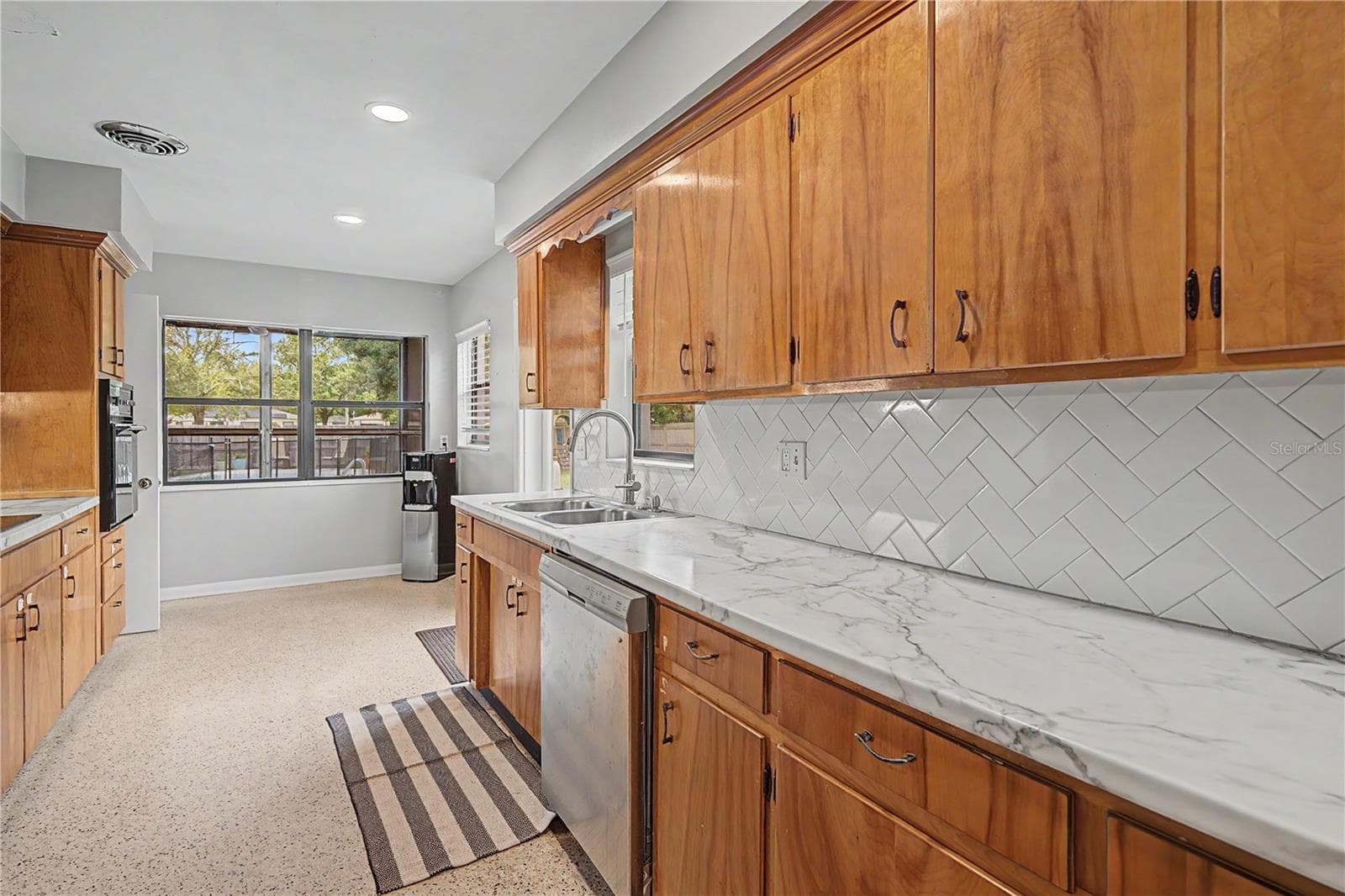 Single Family Residence at 10246 N VALLE DR, TAMPA, photo 10 of 43