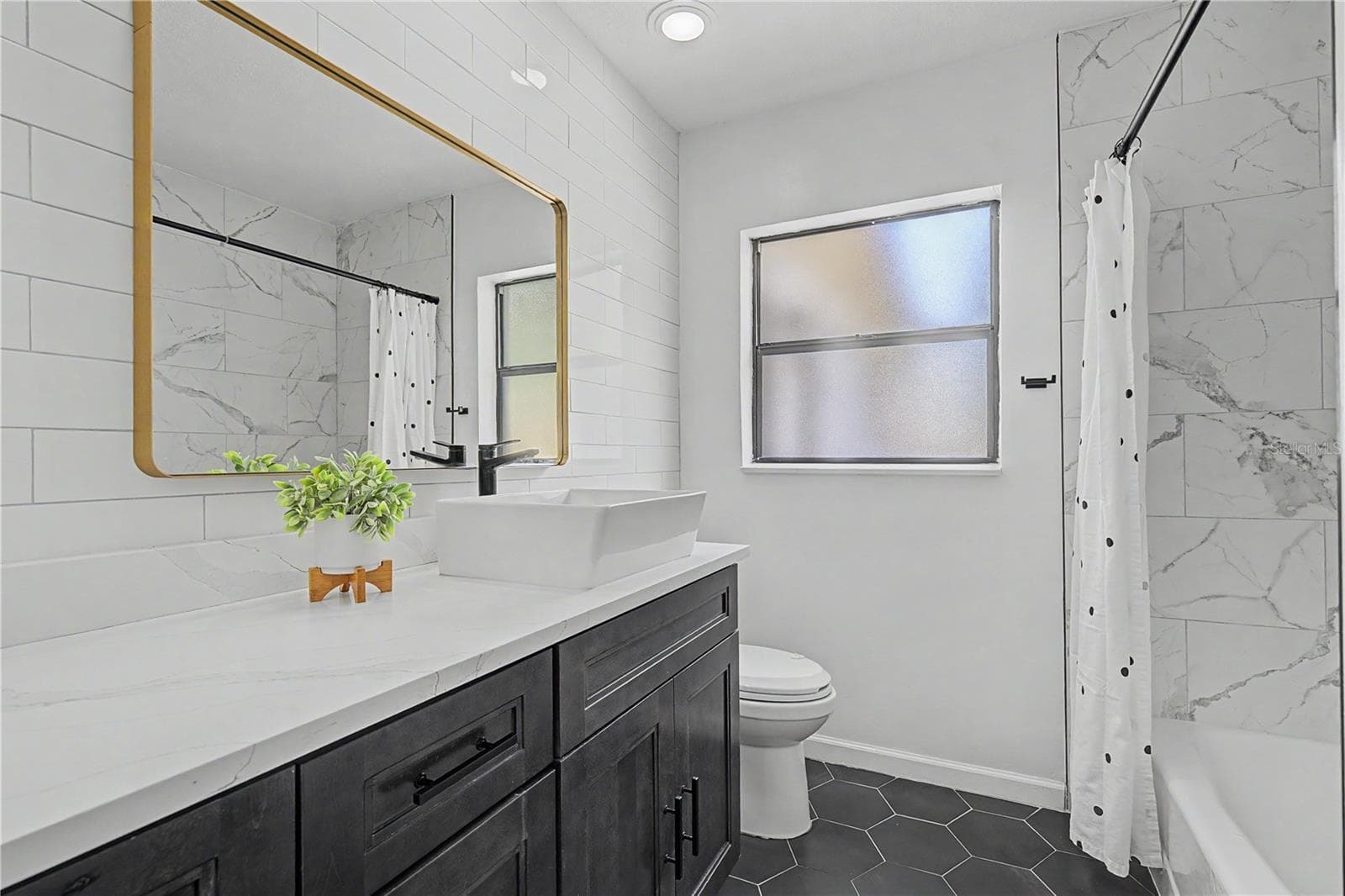 Second Bath WIth Tub - 10246 N VALLE DR, TAMPA