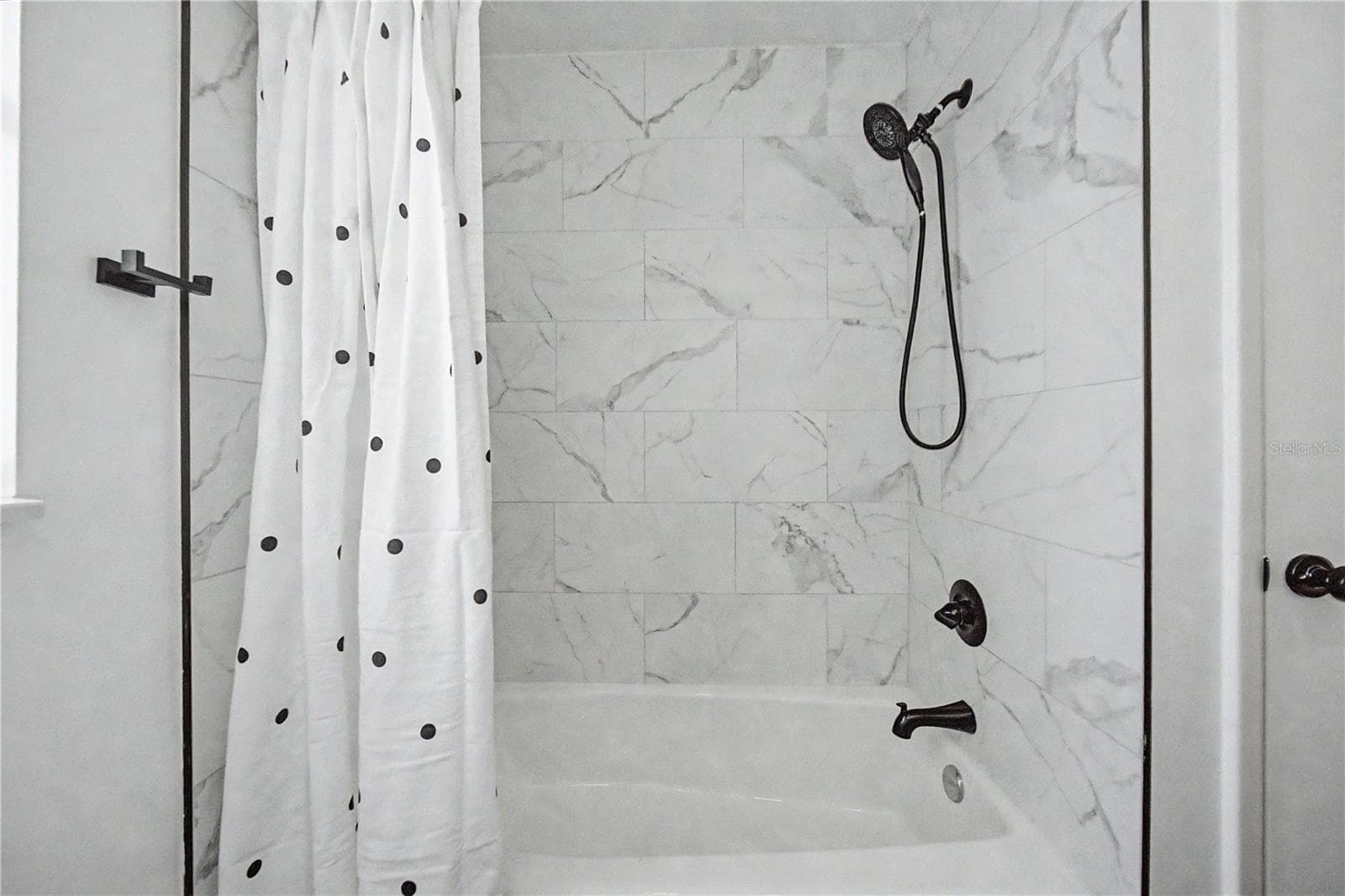 Second Bath WIth Tub - 10246 N VALLE DR, TAMPA