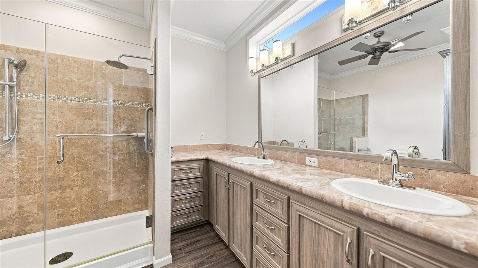 Primary en suite. Large double bowl vanity. - 10315 CORTEZ RD W #2F, BRADENTON