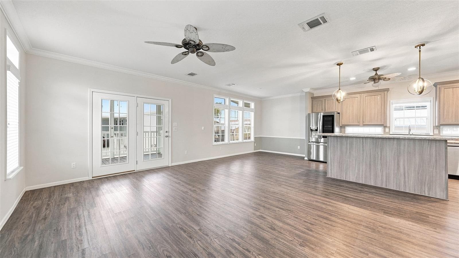 Ample windows throughout gives loads of light - 10315 CORTEZ RD W #2F, BRADENTON