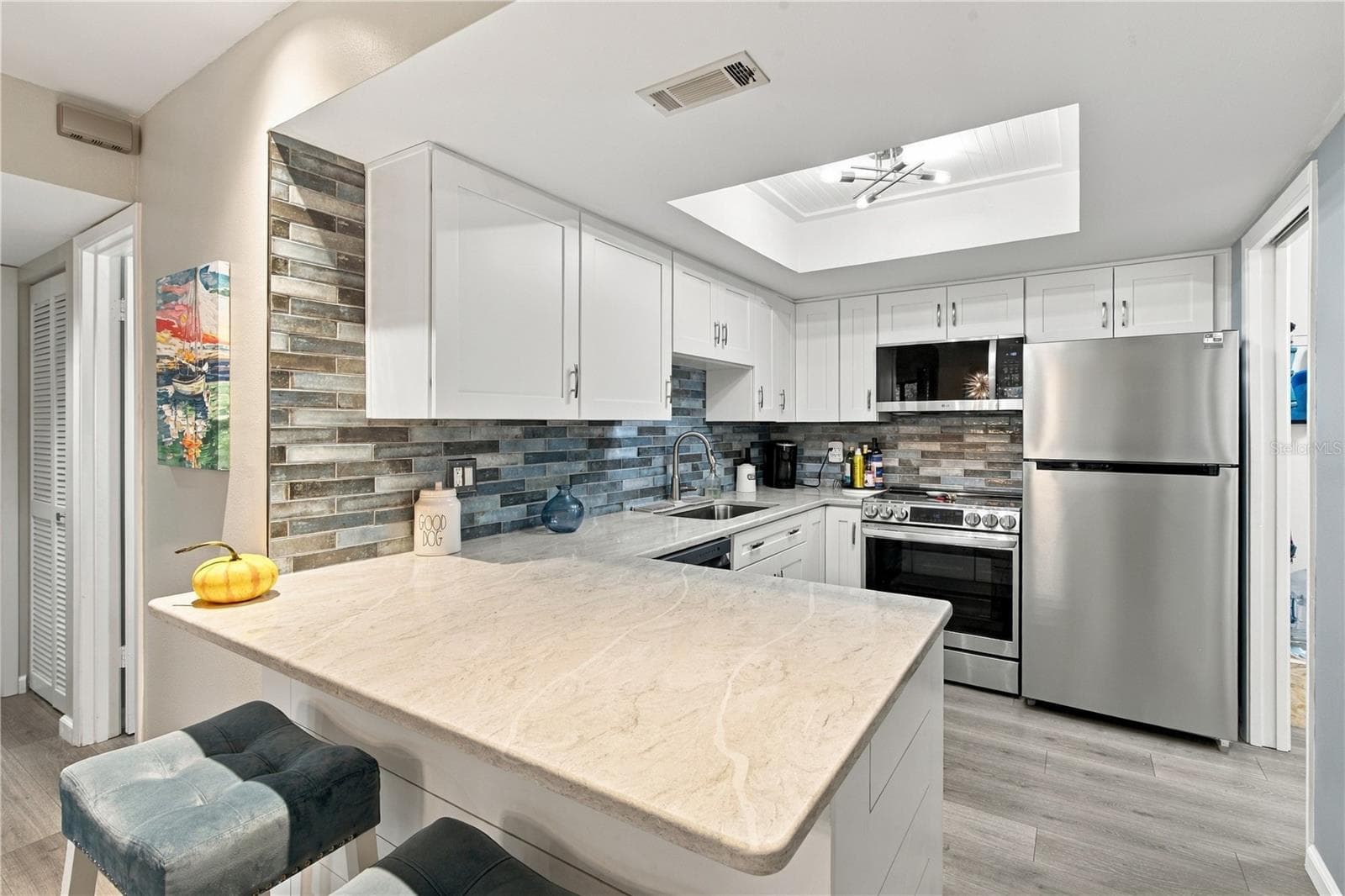 Large breakfast bar - 1006 LENNOX RD W #1006, PALM HARBOR