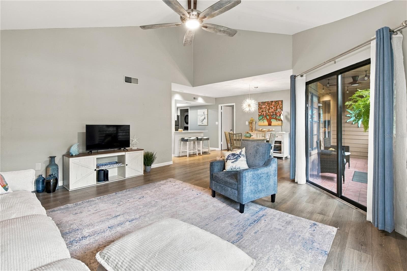 Spacious living area - 1006 LENNOX RD W #1006, PALM HARBOR