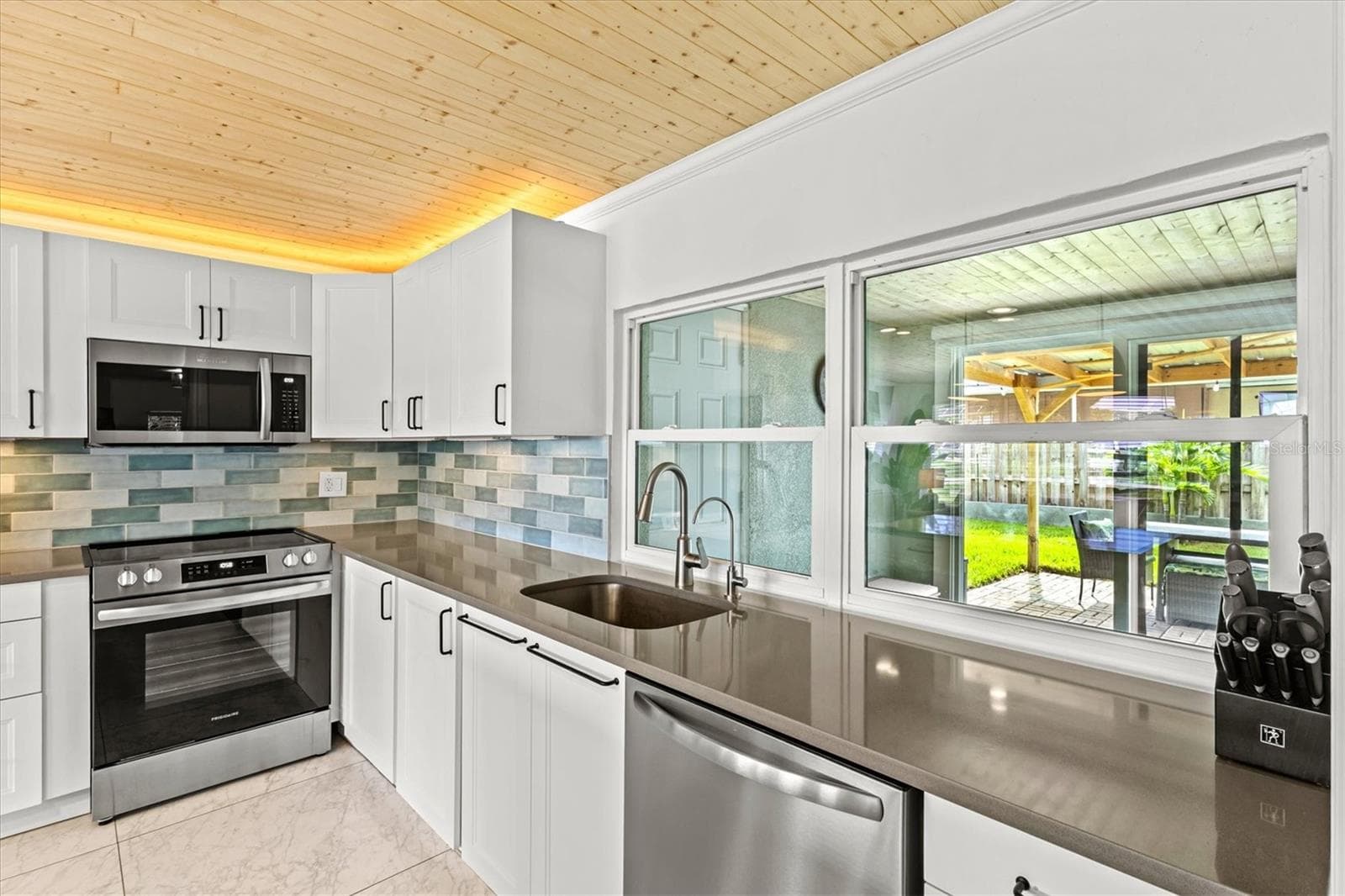 Single Family Residence at 315 AZALEA RD, VENICE, photo 11 of 33