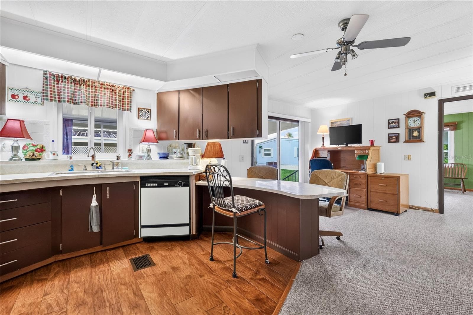 Stylish Kitchen - 210 PALM MEADOWS DR, EUSTIS