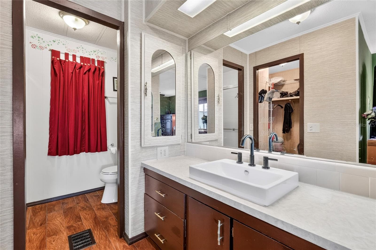 En' Suite Bathroom - 210 PALM MEADOWS DR, EUSTIS