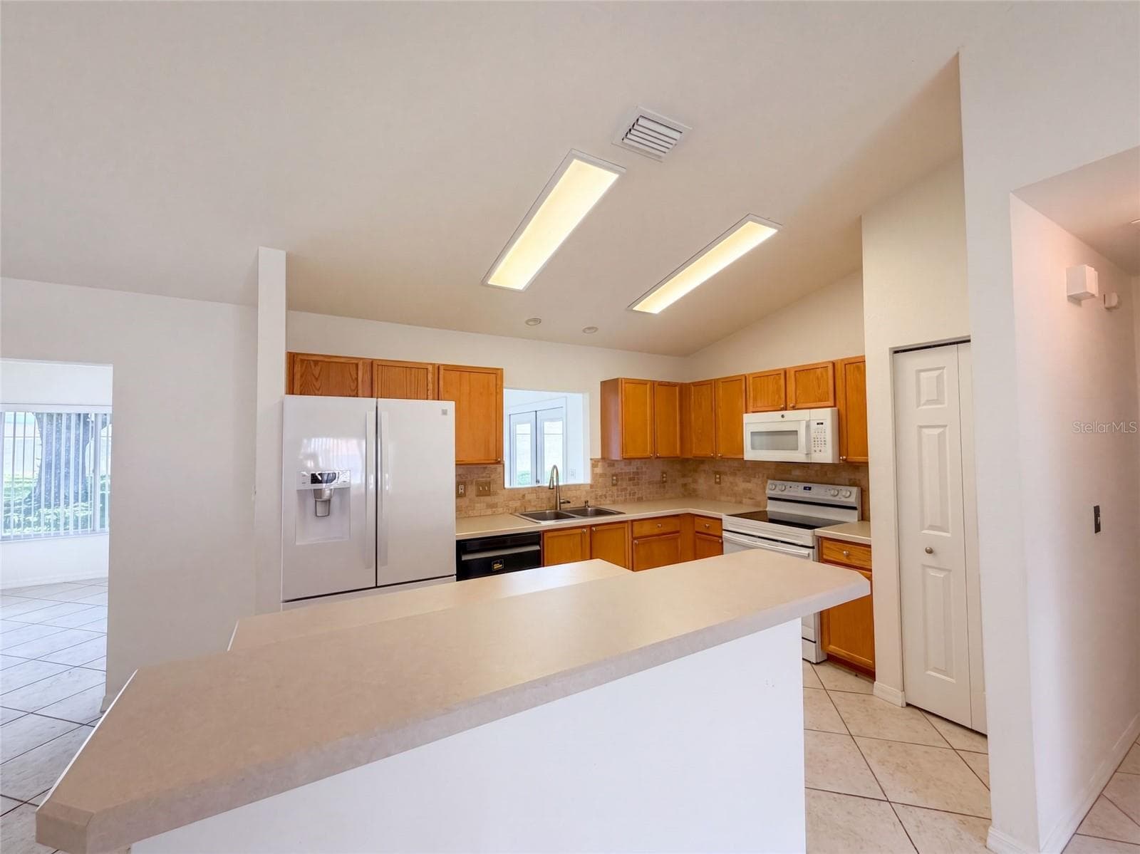 Single Family Residence at 14280 SE 85TH AVE, SUMMERFIELD, photo 2 of 24