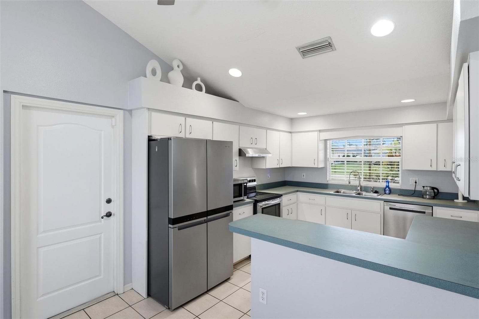 Single Family Residence at 9910 GULFSTREAM BLVD, ENGLEWOOD, photo 10 of 42
