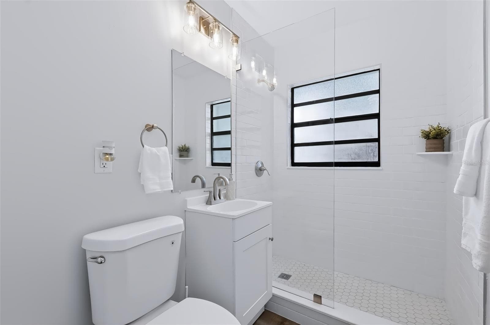 Single Family Residence at 327 BARBARA CIR, BELLEAIR, photo 14 of 26