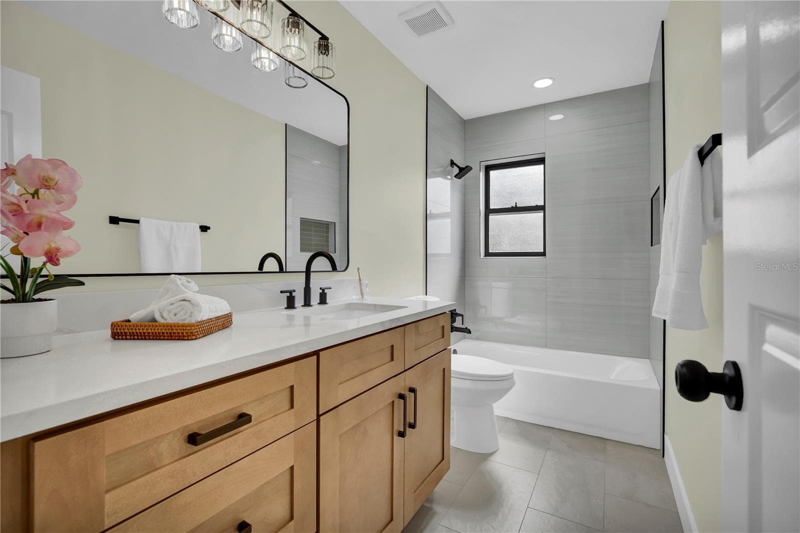 Spacious guest bathroom with a soaking tub! - 2311 TOWERBRIDGE ST, ORLANDO