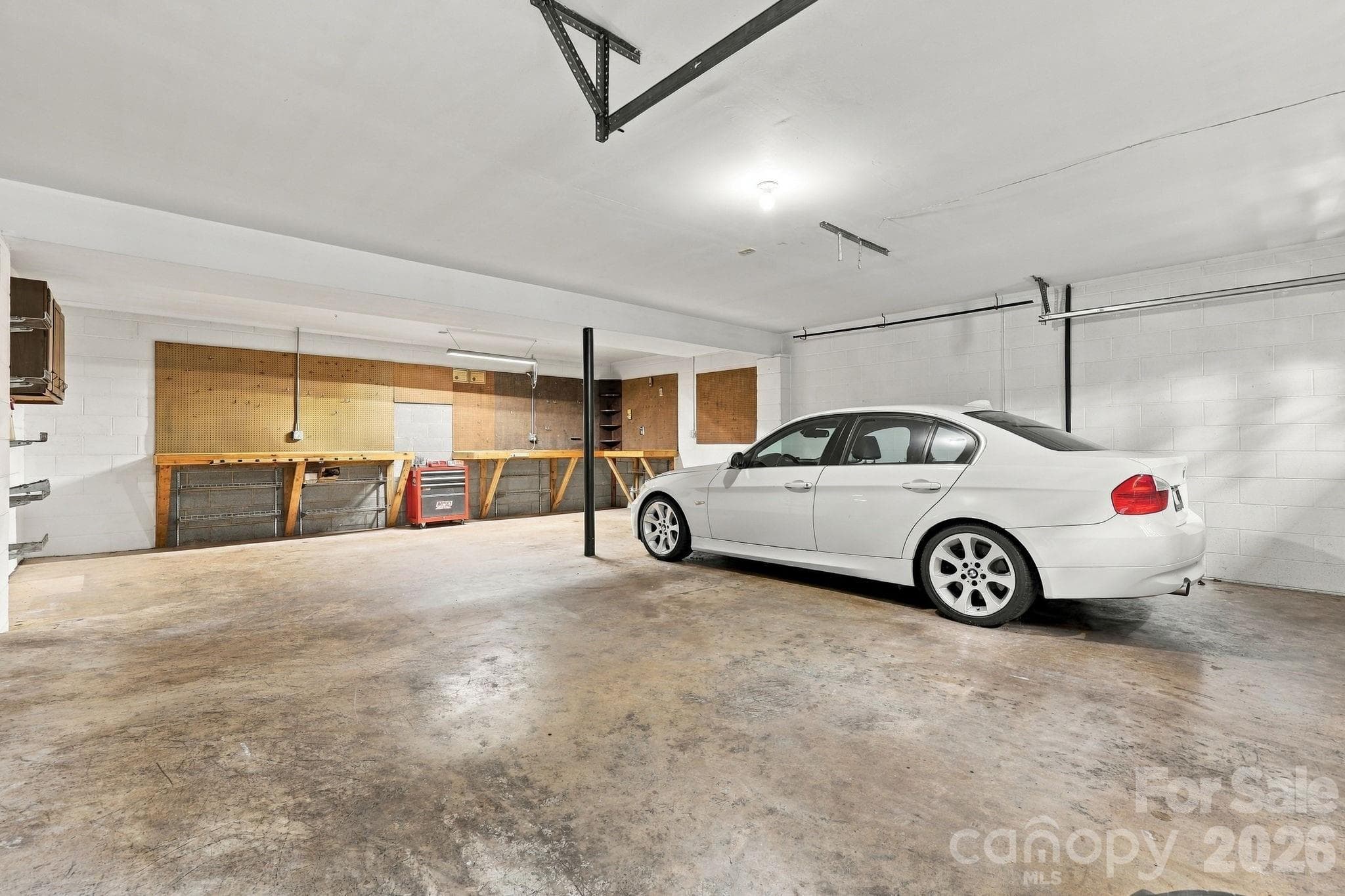 Over-sized garage - 6 Cisco Road, Asheville