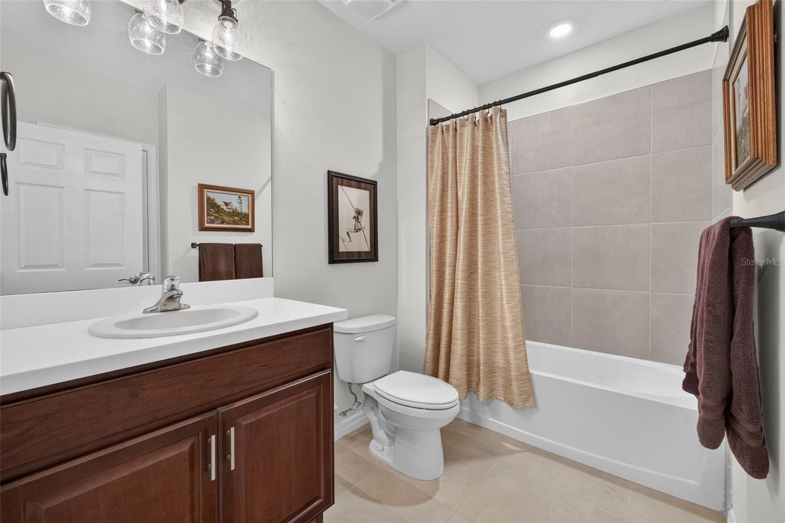 Shared Full Bath with Linen Closet - 1706 NW 30TH LN, CAPE CORAL