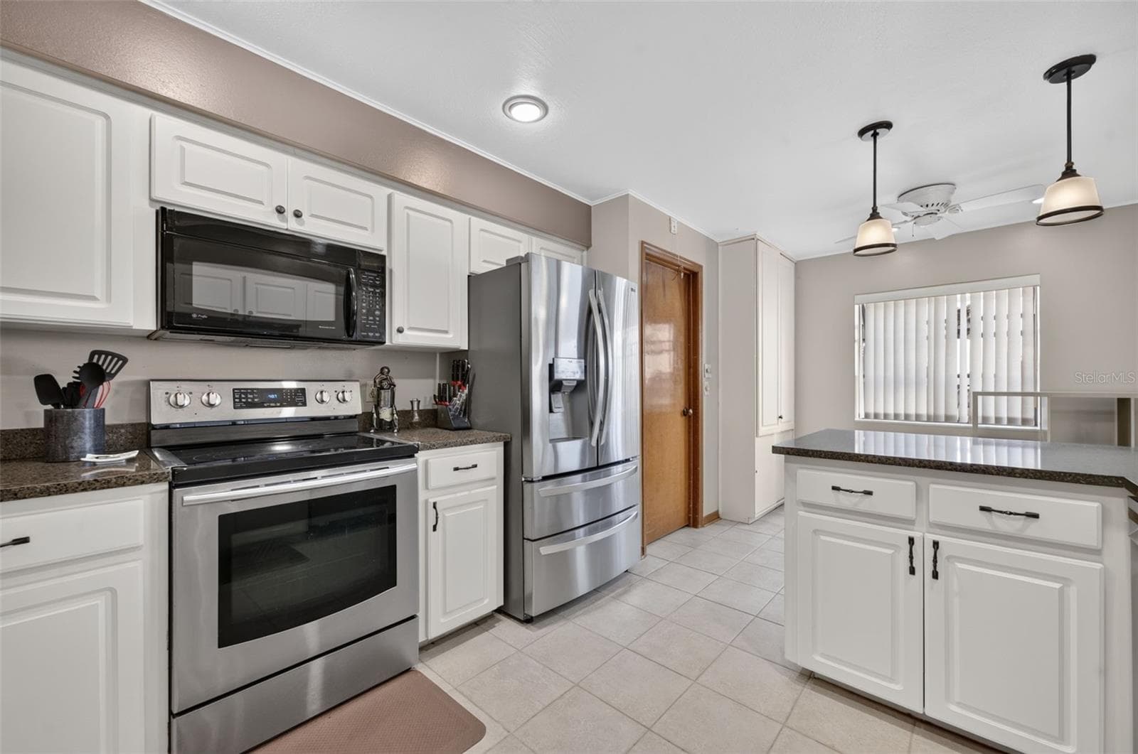 Single Family Residence at 1010 W PEBBLE BEACH CIR, WINTER SPRINGS, photo 14 of 42