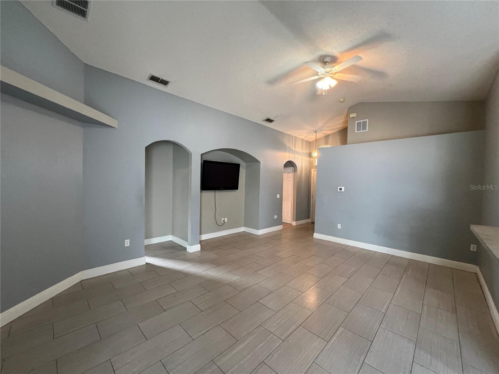Single Family Residence at 218 ROYAL RIDGE DR, DAVENPORT, photo 8 of 31