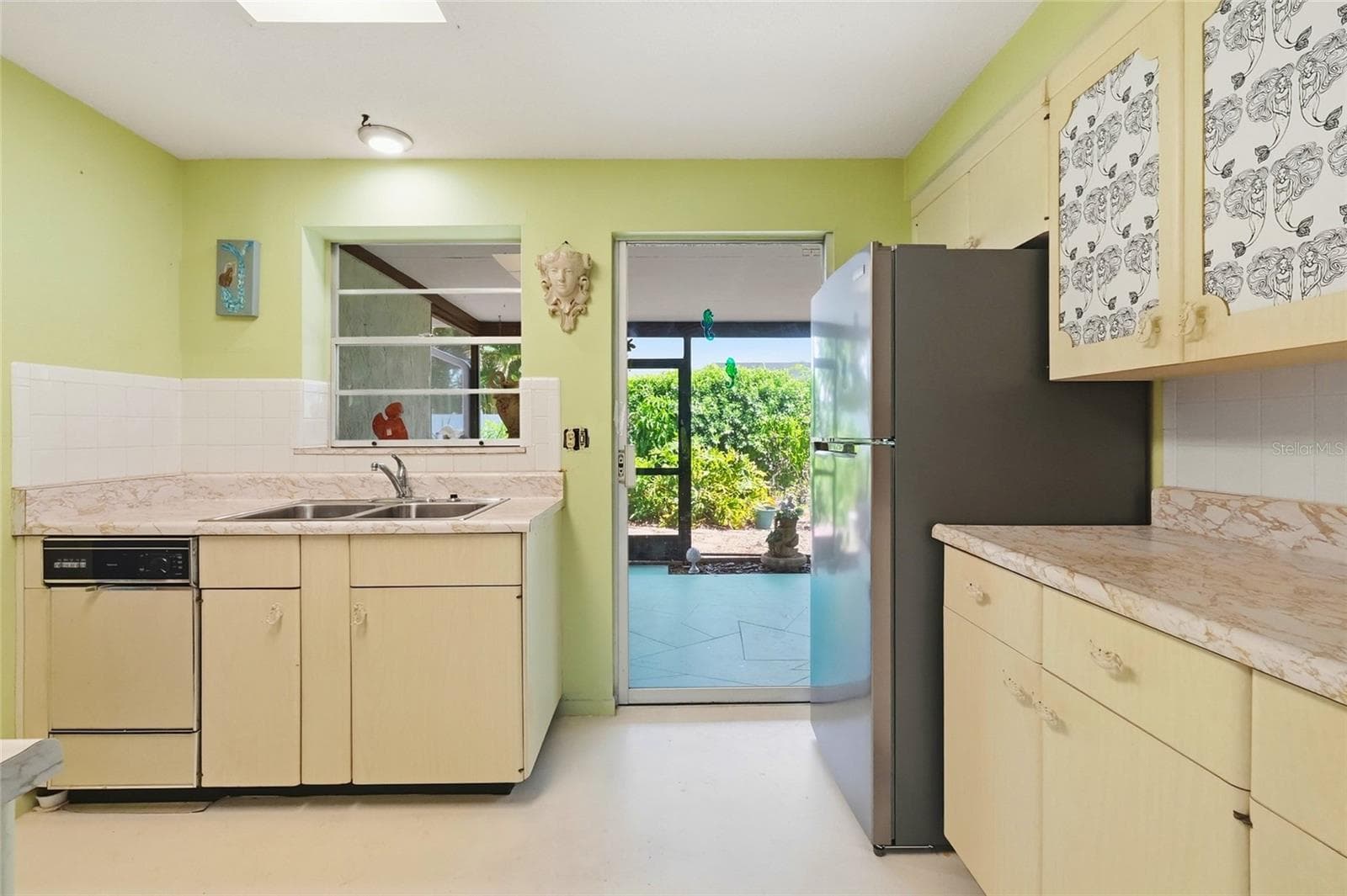 Single Family Residence at 437 BEACH PARK BLVD, VENICE, photo 12 of 33