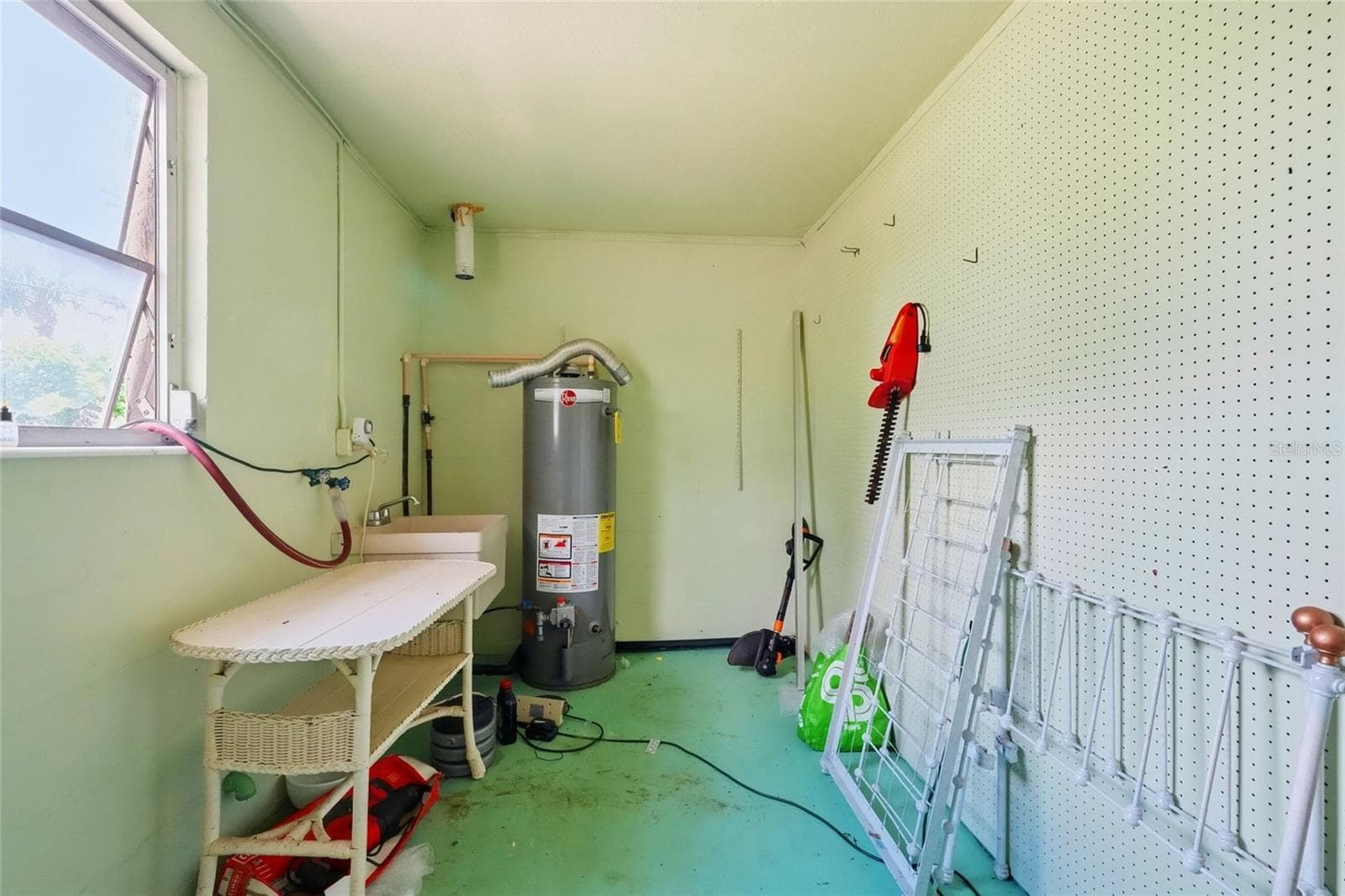 Laundry/Storage area - 437 BEACH PARK BLVD, VENICE