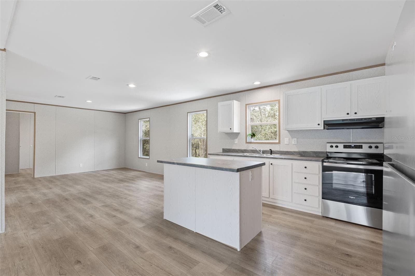 Kitchen Island & Dining Area - 12371 NE 82ND PL, BRONSON