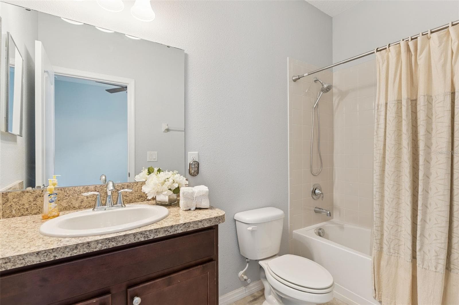 Ensuite Bath with Comfort Height Vanity and tub/shower unit - 3541 RALEIGH DR, WINTER HAVEN