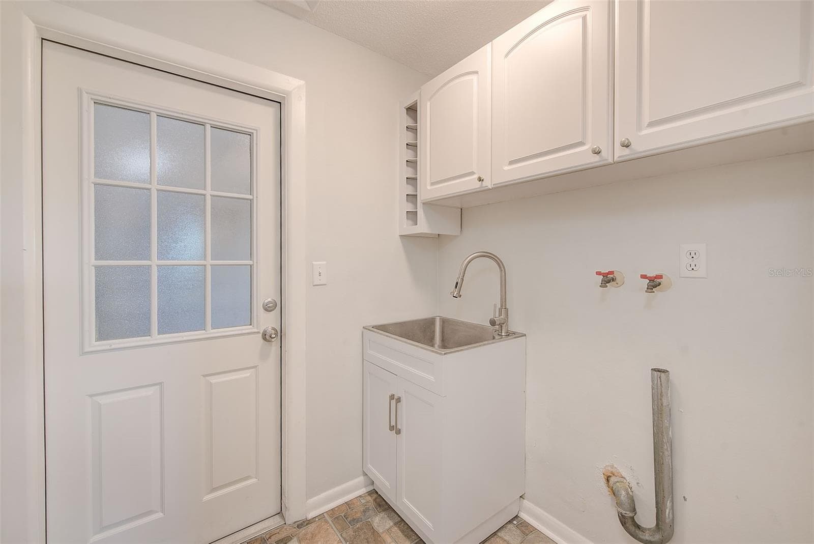 Laundry Room with plenty of storage - 513 HARBOR DR N, INDIAN ROCKS BEACH