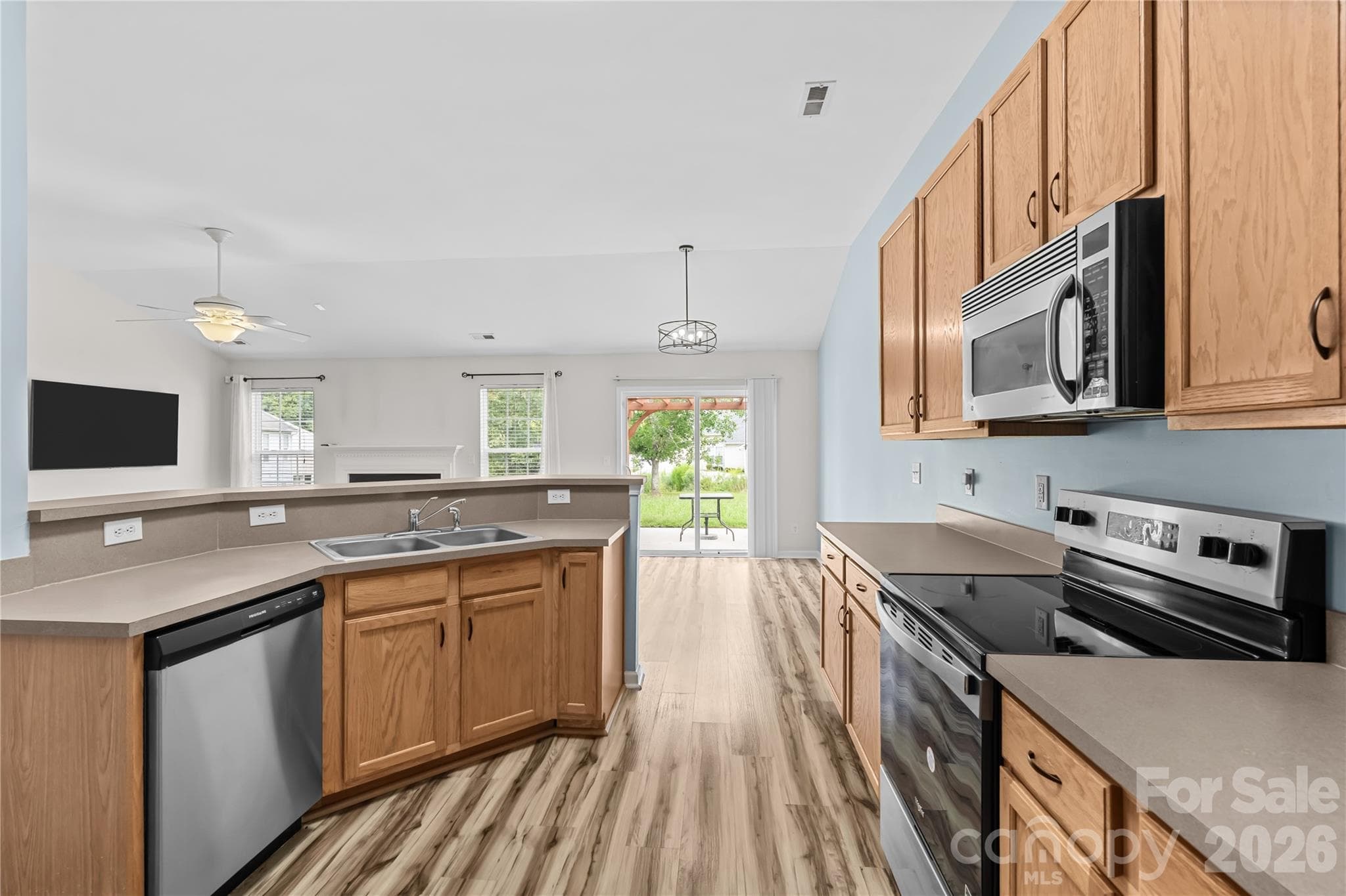 Single Family Residence at 11811 Cheviott Hill Lane, Charlotte, photo 9 of 19