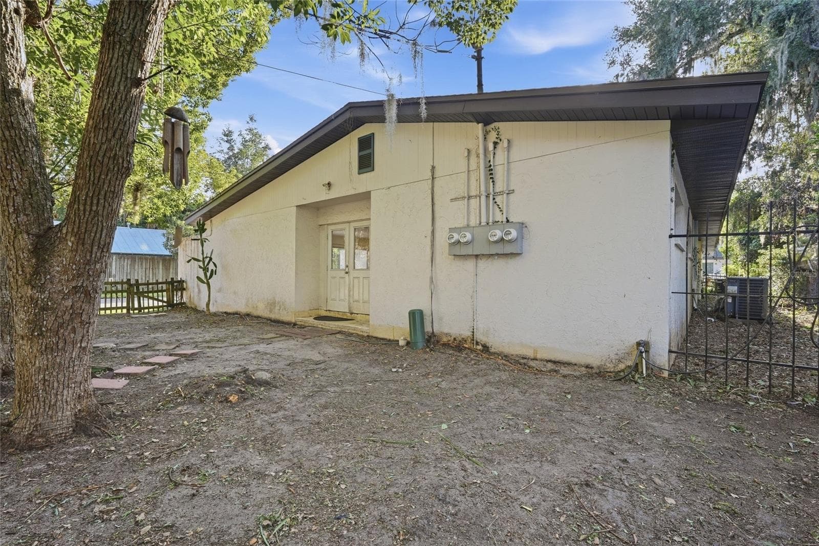 Semi-private courtyard off the side of the condo - 747 SE 2ND PL #10, GAINESVILLE