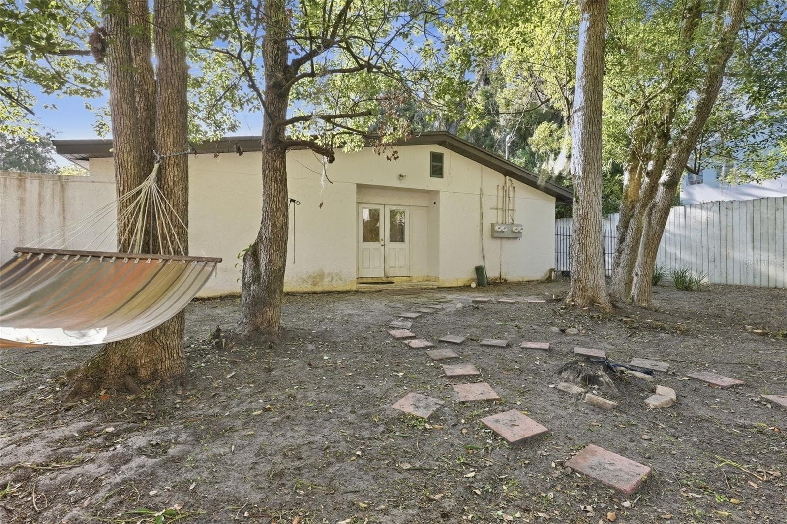 Semi-private courtyard off the side of the condo - 747 SE 2ND PL #10, GAINESVILLE