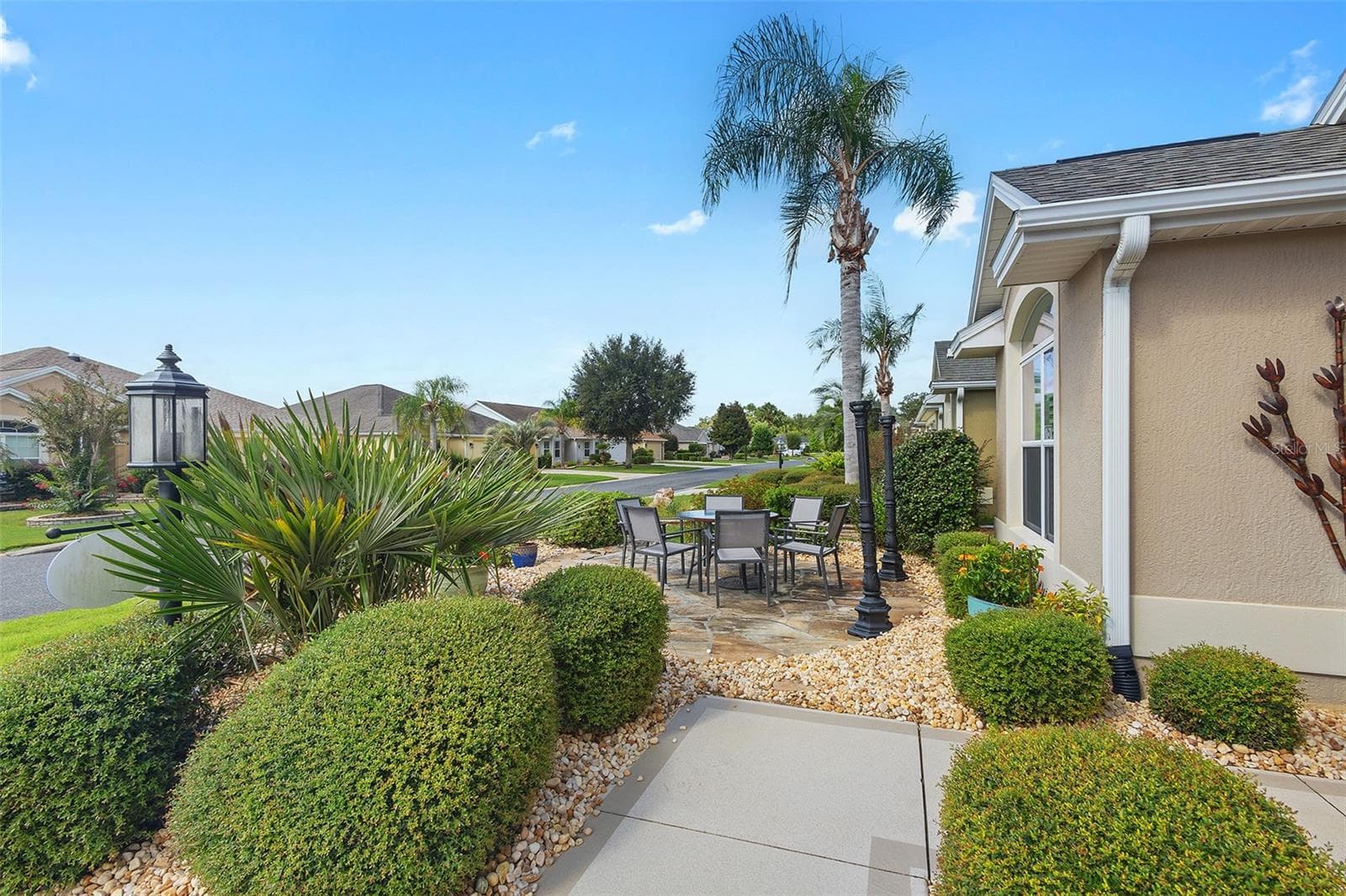 front flagstone patio - 1757 PENNECAMP DR, THE VILLAGES