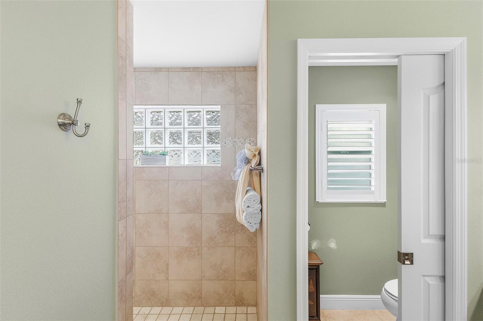 roman tile walk-in shower - 1757 PENNECAMP DR, THE VILLAGES